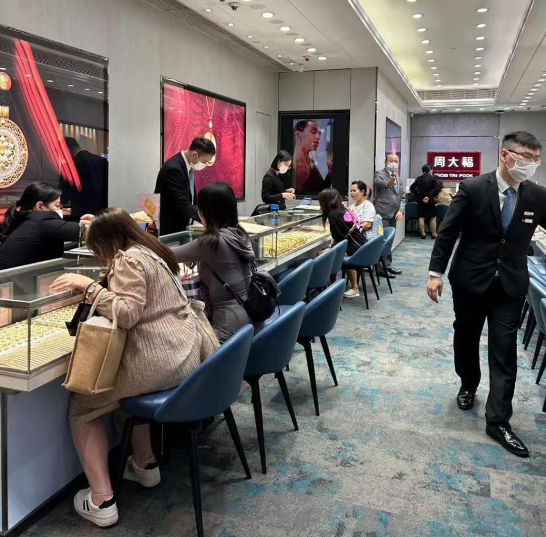 客户在挑选金饰  本报记者 刘伟杰 / 摄